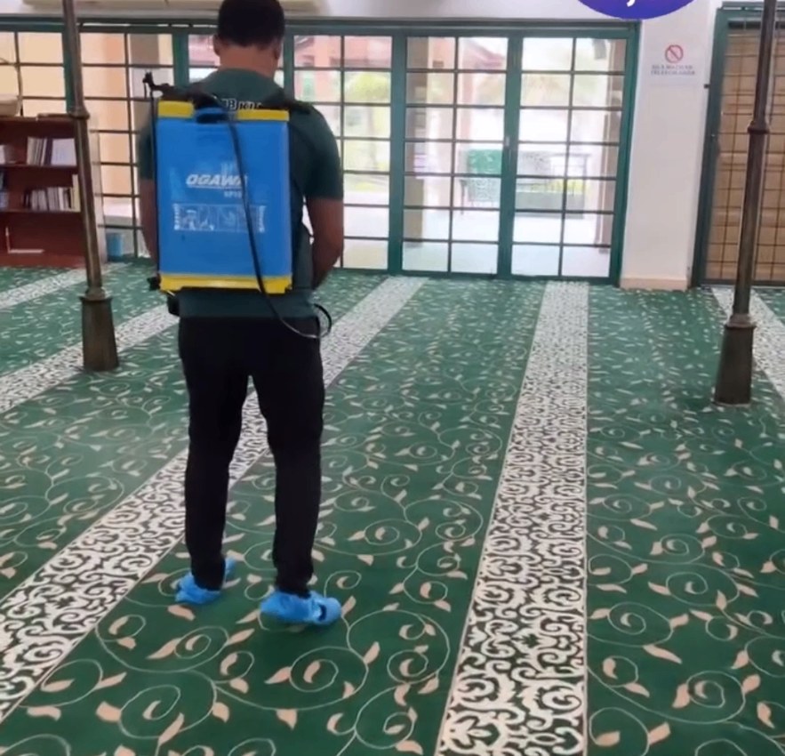 Penjagaan karpet masjid.