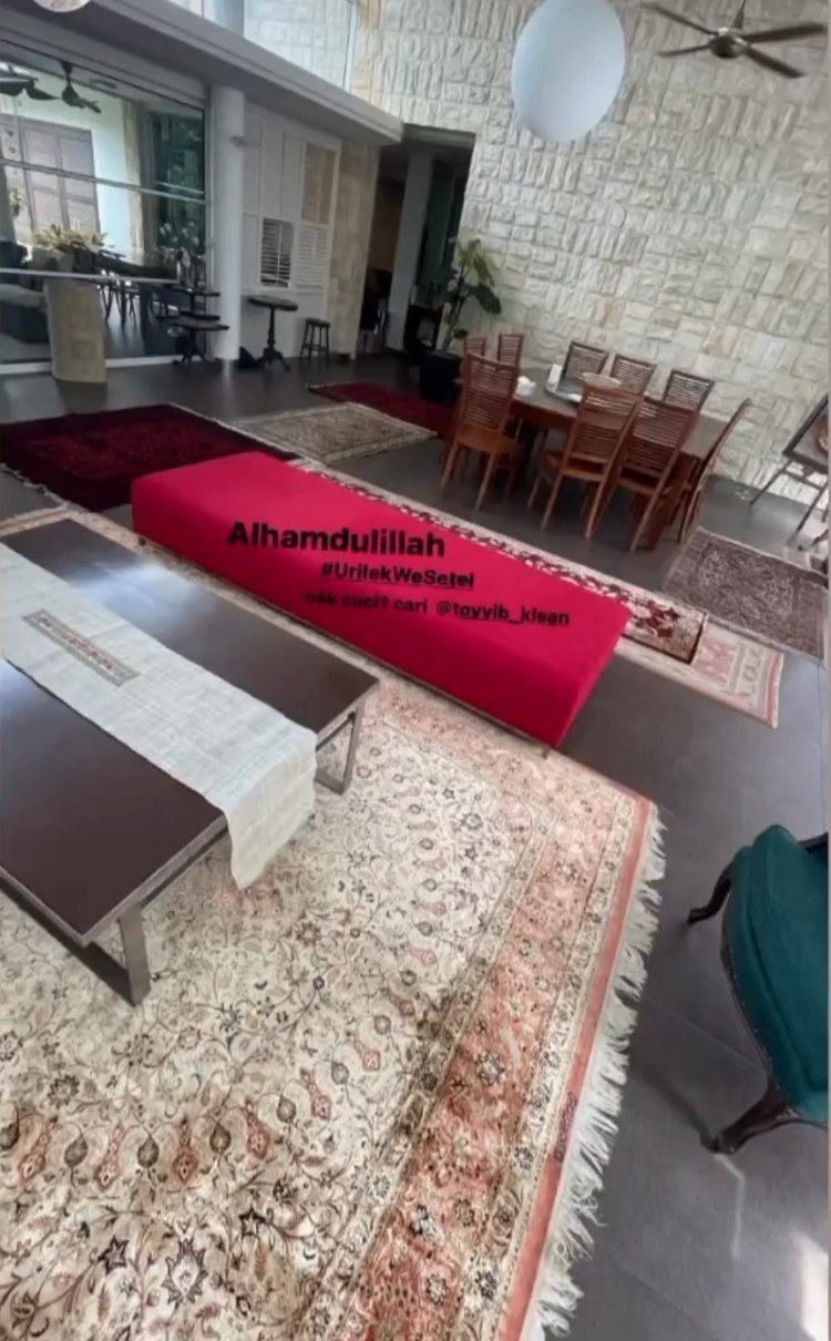 Karpet dan permaidani di ruang tamu kediaman selepas penjagaan Toyyib Klean.